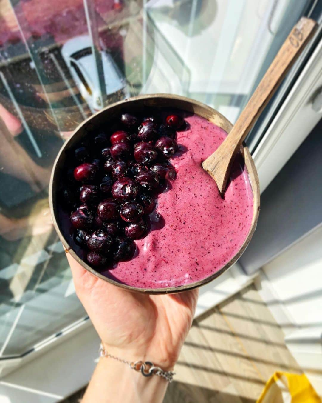 アレキサンドラ・ゴロフキナさんのインスタグラム写真 - (アレキサンドラ・ゴロフキナInstagram)「Blueberry Smoothie Bowl 😋💖 ✔️no added sugar ✔️high protein  ✔️high in vitamins ✔️tastes amazing ••• INGREDIENTS: 200g frozen blueberries, 1 frozen banana, 200g low fat greek yogurt, 100ml oat milk (or any other milk) METHOD: blend all the ingredients, transfer to a bowl and top with fresh blueberries or any other toppings 🥰」9月19日 0時58分 - alikalexandra