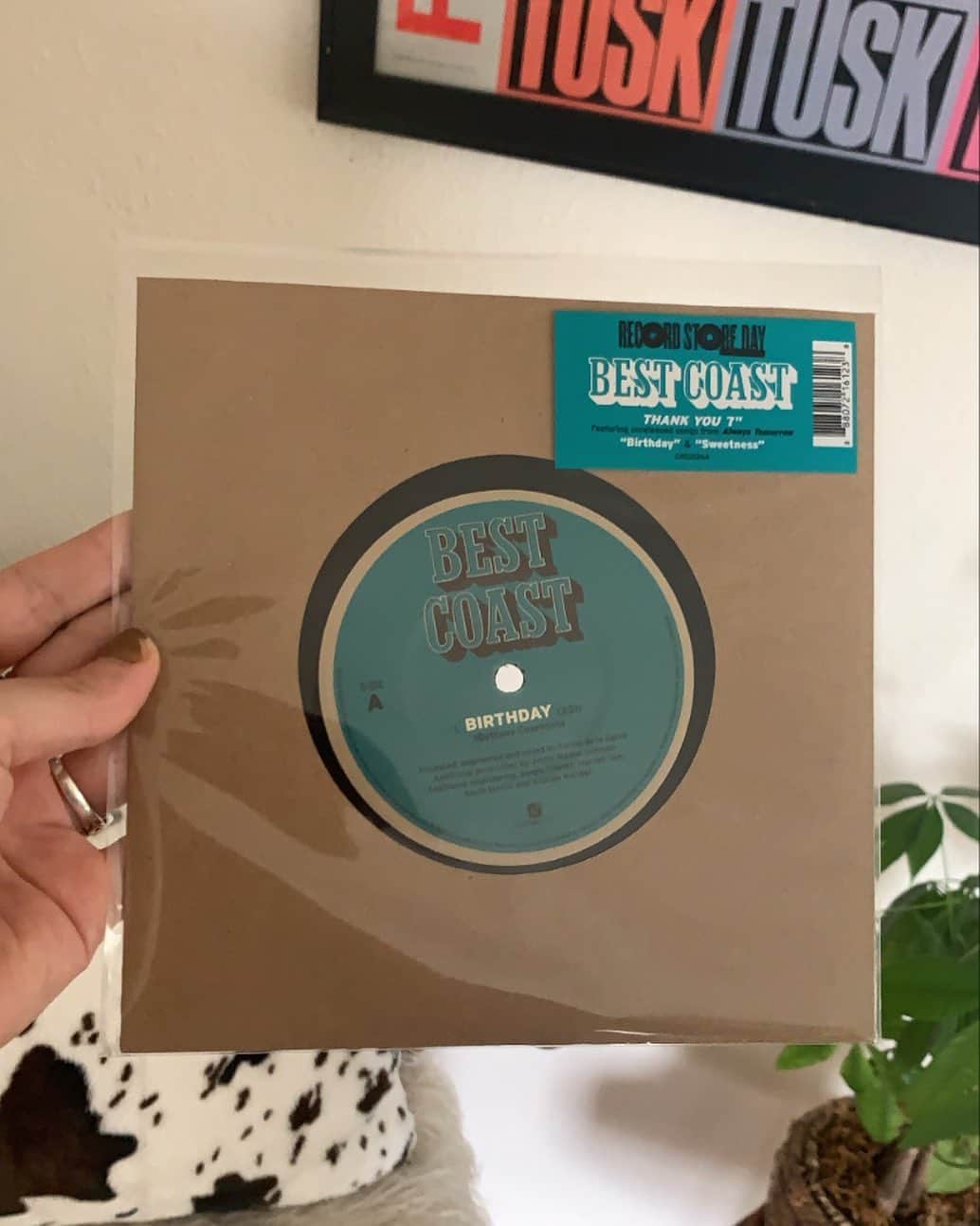 のインスタグラム：「greetings friends. here to let you know the lil 7” we made for Record Store Day is available in local record stores all over. the songs on this are two tracks that didn’t make it onto Always Tomorrow. special shout out to @the_linda_lindas for laying down some sick handclaps on “Birthday.” ⁣ ⁣ Love y’all. be safe + well and please vote 💚」