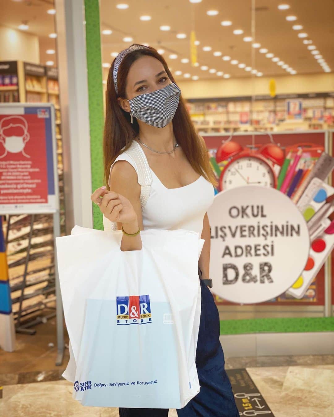 Sedef Avciさんのインスタグラム写真 - (Sedef AvciInstagram)「Bugün Emaar D&R mağazasındaydım. Okullarımız şimdilik online açıldı. Can’ı evde de kendisini okulda gibi hissetmesi için elimden geleni yapmaya,  motivasyonu eksiksiz olsun diye ona en uygun ortamı hazırlamaya  çalışıyorum. İhtiyacı olan tüm kırtasiye ürünlerini almak için her şeyi rahatlıkla bulduğum D&R’a geldim.Tek seferde tüm ihtiyaçlarını tamamladım.Birçok ürün indirimde. Siz de kaçırmayın derim. @dr_dunyasi」9月19日 0時59分 - sedefavci_