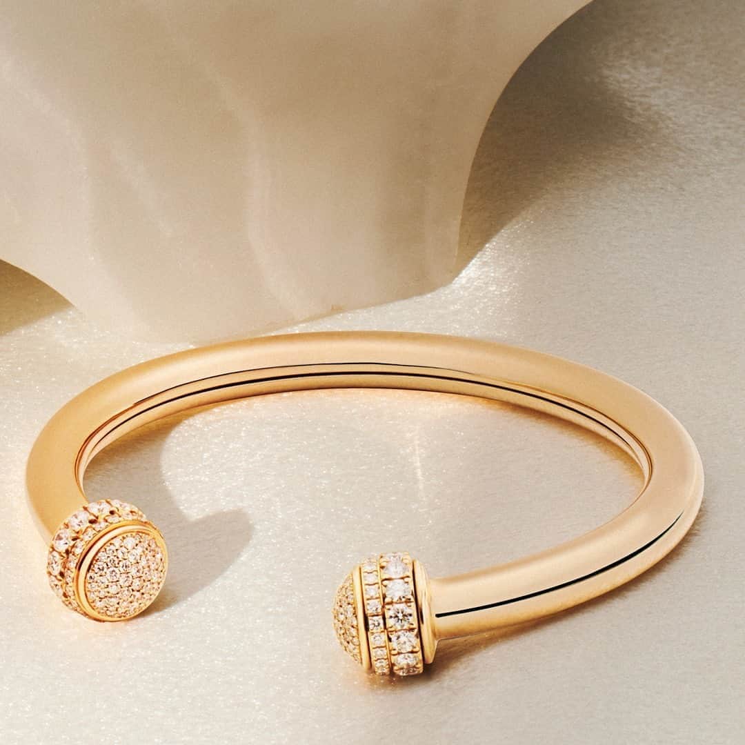 ピアジェさんのインスタグラム写真 - (ピアジェInstagram)「Celebrate the 30th-anniversary of our iconic #PiagetPossession collection with this 𝒏𝒆𝒘 edition of our 𝒔𝒊𝒈𝒏𝒂𝒕𝒖𝒓𝒆 open bangle bracelet, now realized in 𝒊𝒓𝒓𝒆𝒔𝒊𝒔𝒕𝒊𝒃𝒍𝒆 yellow gold with diamond-paved playful turning rings. - #Piaget #TurnForExtraordinary #DiamondBracelet #GoldBracelet」9月19日 1時00分 - piaget