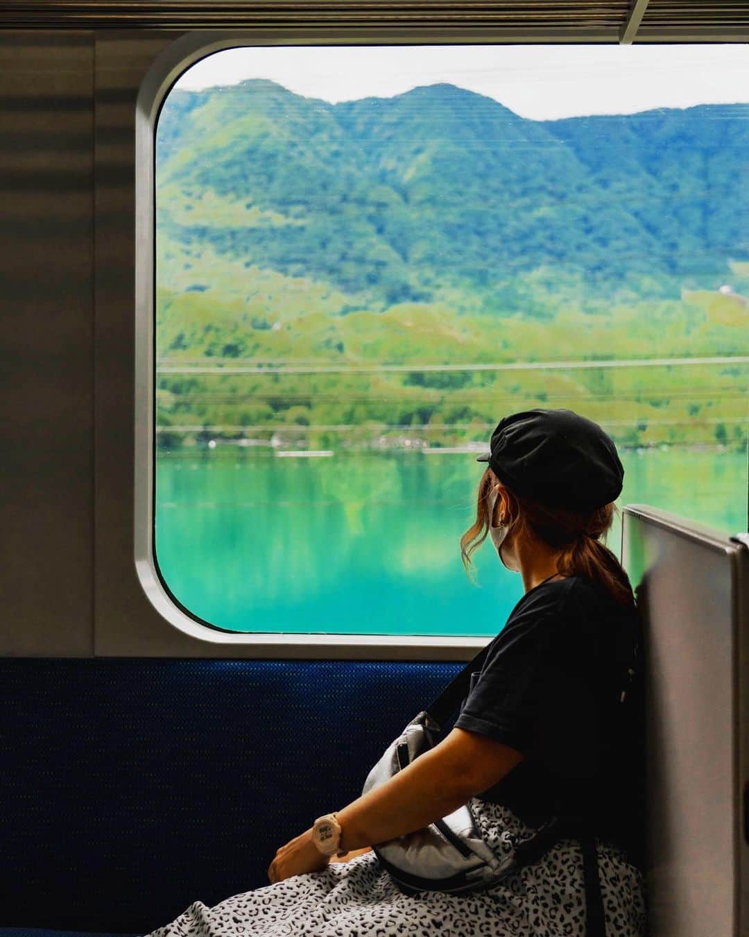 hoshinofumikaのインスタグラム：「先日、女2人電車旅へ行ってきました🚞✨ 旅の相手は @aiai.nk 🌼 車では絶対味わえない、 濃〜い女子旅になりました✨ 詳しくはナガトリ @nagatori_channel プロフィールから動画見てね🎬💓 まだの方チャンネル登録もよろしくお願いします♪♪ もぅすぐ1000人！😊 ありがとうございます💚 . . . #長野の車窓から #女子旅　#ナガトリ　 🚞 @jr_nagano_train  📸 @ryota_rawlog  🎬 @nagatori_channel」