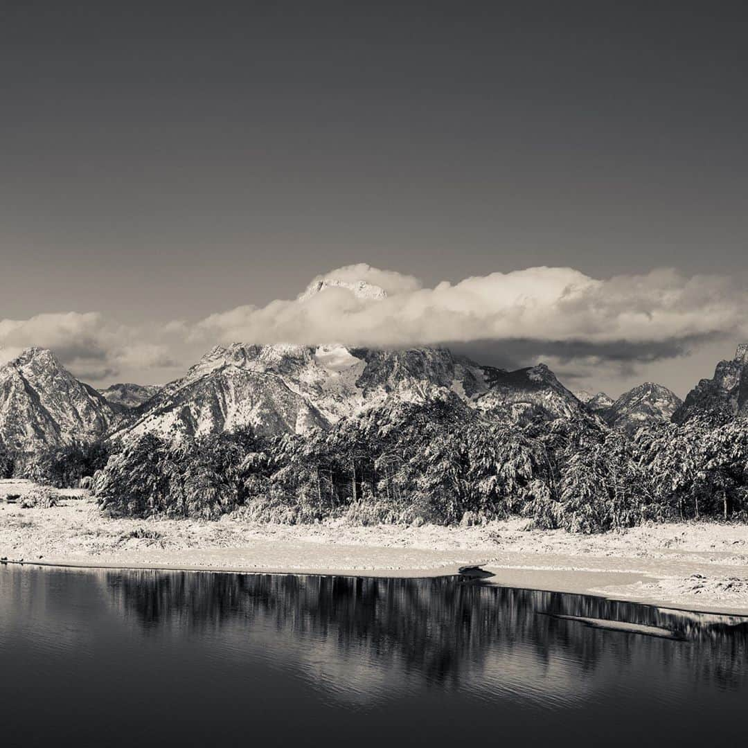 National Geographic Travelさんのインスタグラム写真 - (National Geographic TravelInstagram)「Photo by @taylorglenn / A September storm blanketed the Tetons with snow, creating a remarkable scene at Oxbow Bend. The contrast of the landscape seemed ideal for a black-and-white image. Follow @taylorglenn for more from Wyoming and beyond. #grandtetonnationalpark #Wyoming」9月19日 1時07分 - natgeotravel