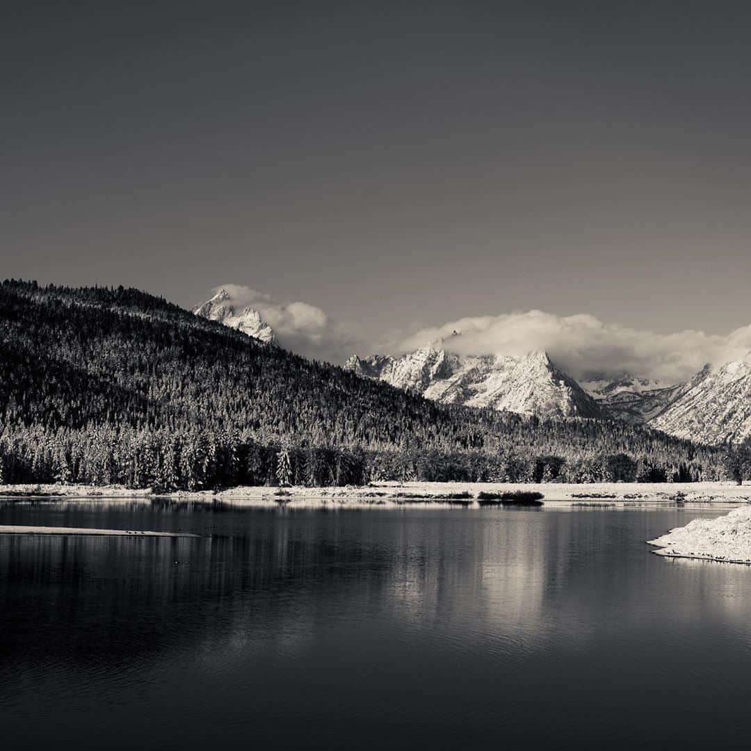 National Geographic Travelさんのインスタグラム写真 - (National Geographic TravelInstagram)「Photo by @taylorglenn / A September storm blanketed the Tetons with snow, creating a remarkable scene at Oxbow Bend. The contrast of the landscape seemed ideal for a black-and-white image. Follow @taylorglenn for more from Wyoming and beyond. #grandtetonnationalpark #Wyoming」9月19日 1時07分 - natgeotravel