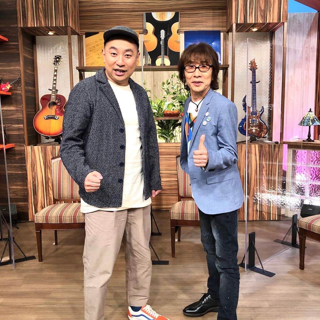 のインスタグラム：「BSテレ東の「あの年この歌」の撮りがありました😄 レイザーラモンRG氏はアルフィーの事がめっちゃくちゃ詳しくて、当時僕がやっていたNORUSORUのヘビーリスナーだったそうです🤩 かなりのマニアと見た🤪  番組では「アルフィーあるある」もやってくれました😂 10月4日、19時からの放送です。 歌ゲストは島津亜矢さんと島袋寛子さんです☺️ 配信の「Come on！alfee！！」の初日とドン被りですが、何とか見てみて下さい😅 こっちもかなり面白いですよ😆  #bsテレ東 #あの年この歌 #NORUSORU #ジョビジョバ #thealfee #高見沢 #坂崎 #島津亜矢 #島袋寛子 #レイザーラモンRG #あるある #インスタ写真っぽい #4連休 #気を付けて」