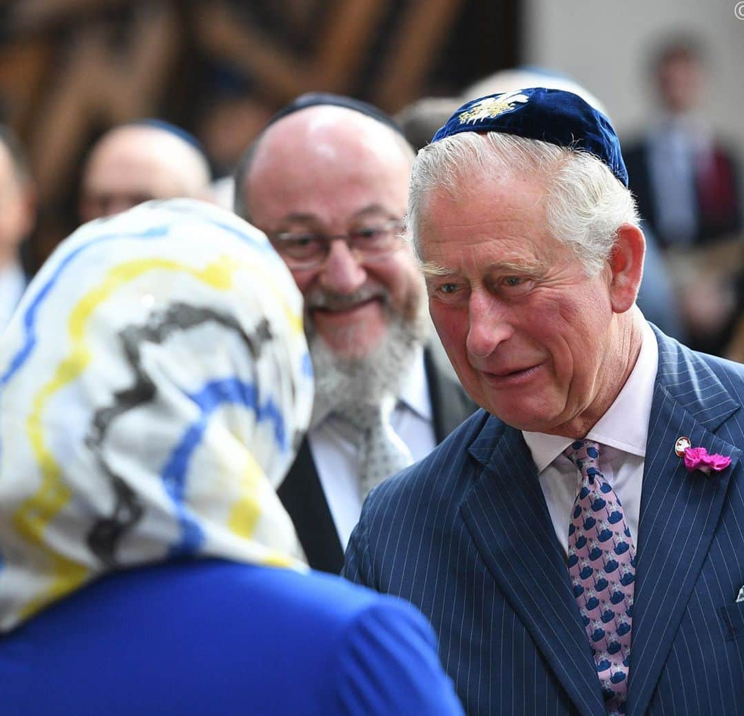 クラレンス邸さんのインスタグラム写真 - (クラレンス邸Instagram)「Shana tovah!   Warm wishes to all in the Jewish Community celebrating Rosh Hashanah this weekend.  It was announced this week that The Prince of Wales has become Patron of the Jewish Lads’ and Girls’ Brigade, a nationwide organisation supporting young Jewish people with experience and skills training as they move to adulthood.  In recent months they’ve adapted to provide virtual programmes to support children, young people and their families.  Follow @jlgbhq to find out more.  📸 PA」9月19日 1時21分 - clarencehouse