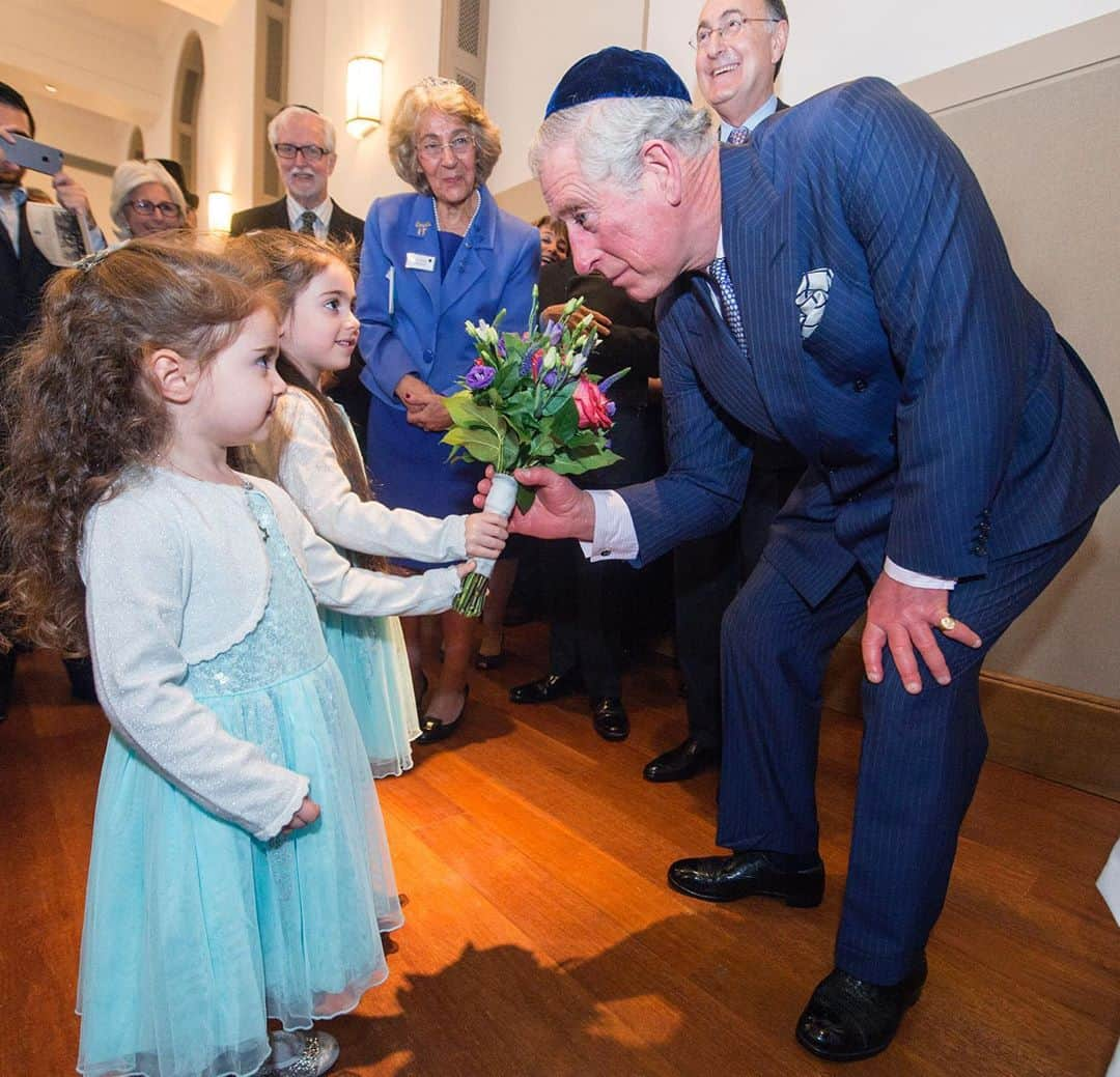 クラレンス邸さんのインスタグラム写真 - (クラレンス邸Instagram)「Shana tovah!   Warm wishes to all in the Jewish Community celebrating Rosh Hashanah this weekend.  It was announced this week that The Prince of Wales has become Patron of the Jewish Lads’ and Girls’ Brigade, a nationwide organisation supporting young Jewish people with experience and skills training as they move to adulthood.  In recent months they’ve adapted to provide virtual programmes to support children, young people and their families.  Follow @jlgbhq to find out more.  📸 PA」9月19日 1時21分 - clarencehouse