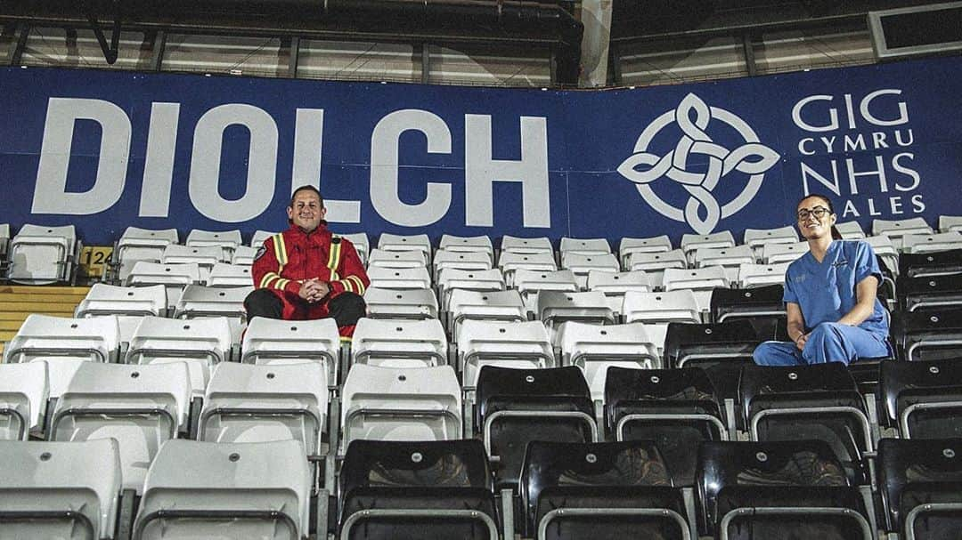 スウォンジー・シティAFCさんのインスタグラム写真 - (スウォンジー・シティAFCInstagram)「❤️ Swansea City has renamed the Liberty Stadium south stand as the NHS Wales Stand for the 2020-21 season following the brave efforts of health professionals and frontline workers during the Coronavirus pandemic. #Diolch」9月19日 1時14分 - swansofficial