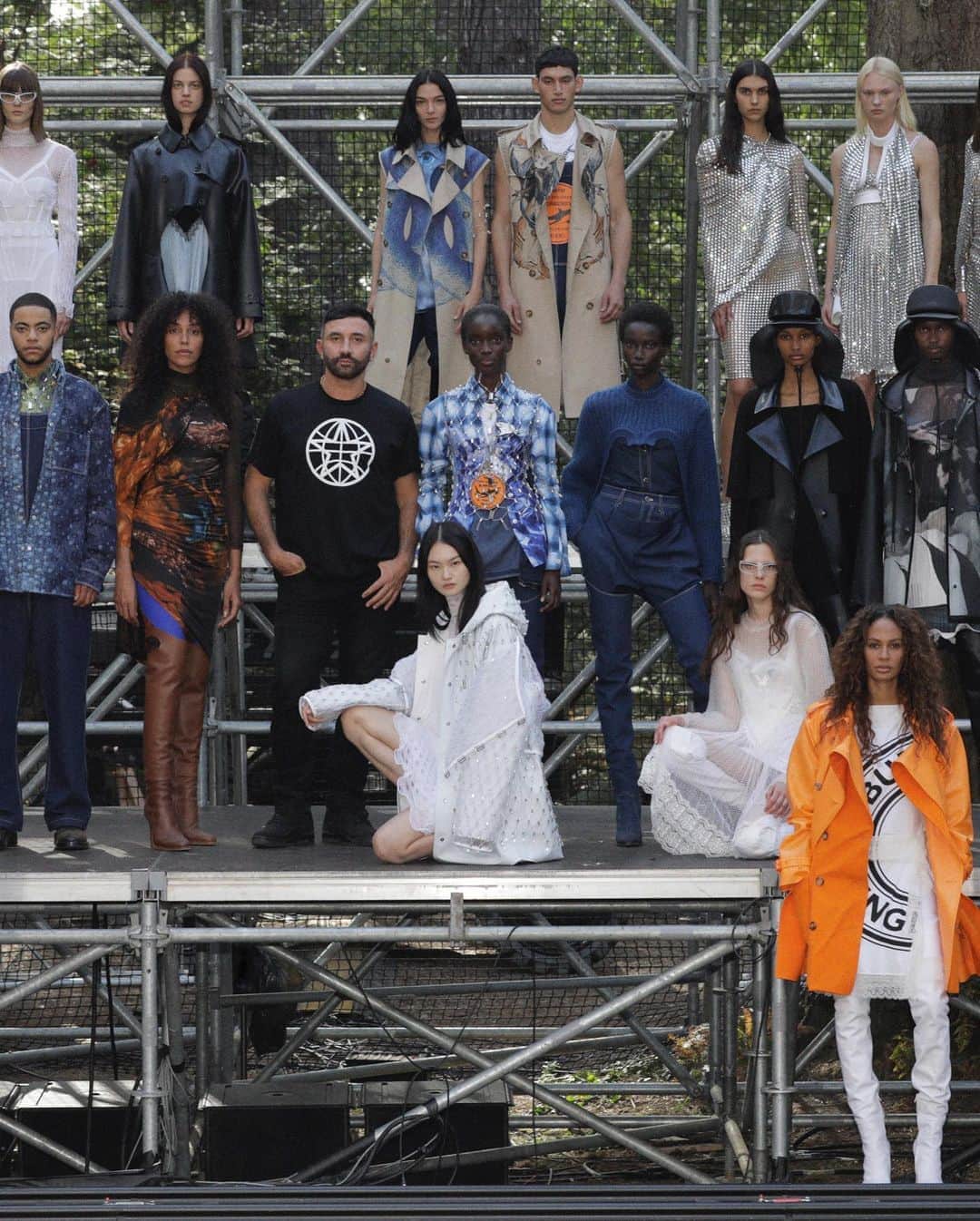 Harper's BAZAARさんのインスタグラム写真 - (Harper's BAZAARInstagram)「Following a quiet, mostly digital #NYFW, Riccardo Tisci (@riccardotisci17) made a statement about the power of live performance by livestreaming the @burberry spring 2021 show from a forest outside of London. Coming at a moment when unprecedented wildfires are ravaging the West Coast of the United States, the return to nature was all the more poignant. Tisci, who has previously collaborated with performance artist Marina Abramović, tapped art world insider Anne Imhof to help stage the show. Together, they sought to tell their own contemporary fairy tale, reflecting the juxtaposition of the mystical and the natural. See all of our favorite looks from the collection at the link in our bio.」9月19日 1時15分 - harpersbazaarus