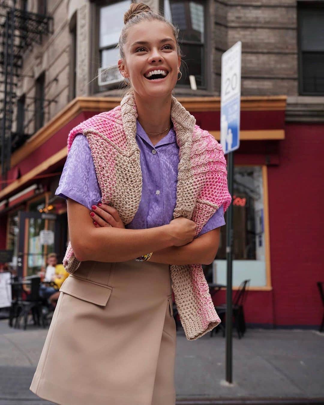 ニーナ・アグダルのインスタグラム：「Skirt and sweater weather is here and I have very mixed feelings about this 🙂🙃 📸: @taylorbphoto」