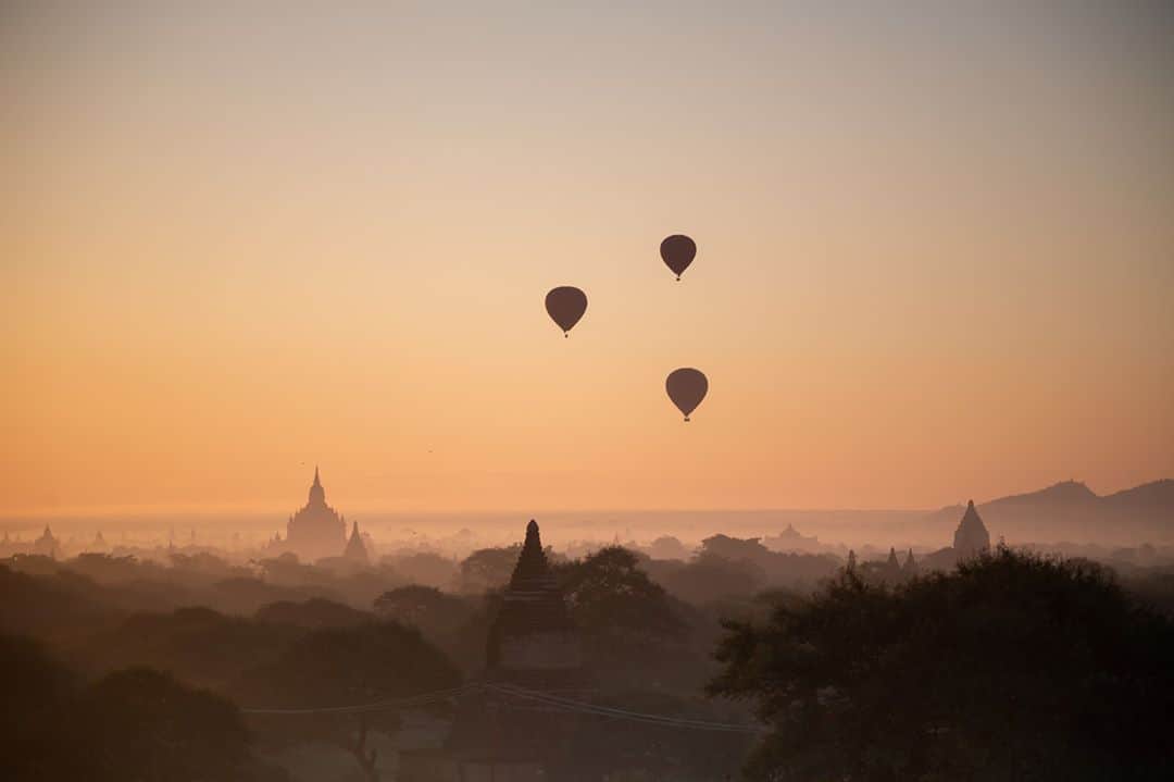 Cory Richardsさんのインスタグラム写真 - (Cory RichardsInstagram)「Sunrise over Myanmar. Shot #onassignment for natgeo.」9月19日 1時30分 - coryrichards