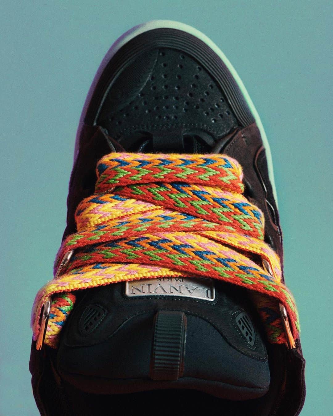 ランバンのインスタグラム：「The new CURB sneakers are a tribute to skateboarding culture, with a sophisticated twist: a shoelace inspired by kimono woven accessories.  Available in 5 colors. Now in stores and in pre-order via link in bio. #LanvinShoes」