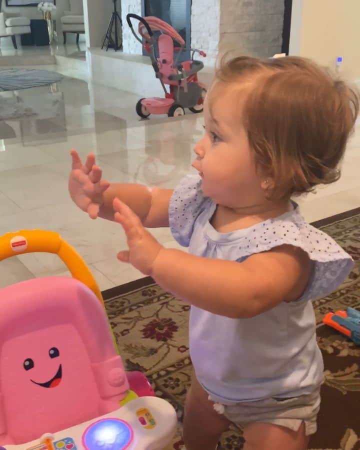 Claudia Leitteのインスタグラム：「Bela fazendo o #DesembaçaChallenge há algumas semanas... agora ela não só tá participando do desafio como foi agregada ao time de criação e senso de logísticas e balizamento da NASA. A menina acabou de completar 1 ano e já sabe o que é direita e esquerda, enquanto vc ainda n fez seu vídeo. 🤣🤣🤣 Passa lá no meu @tiktokbrasil pra aprender também!」