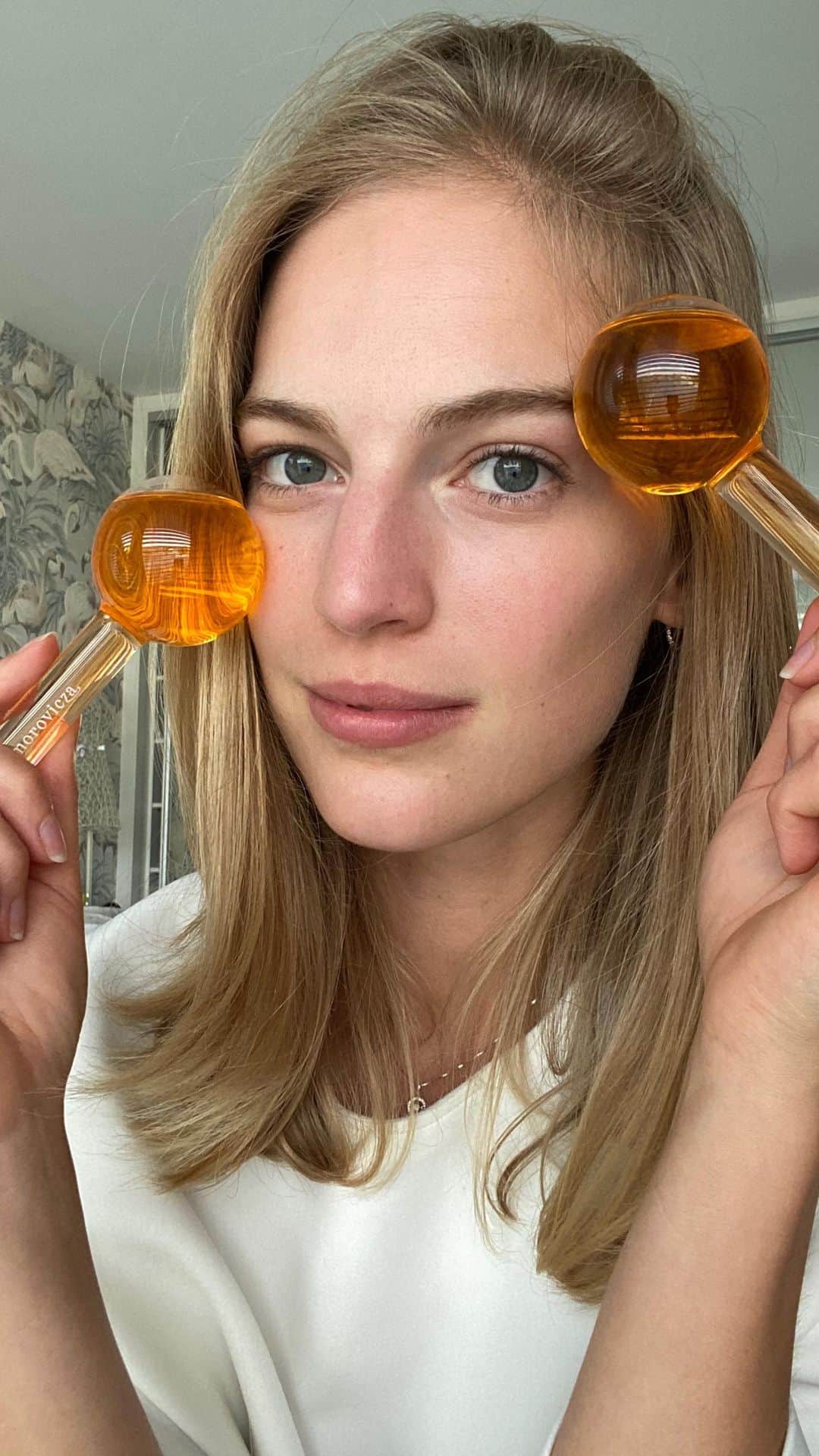 ヴァネッサ・アクセンテのインスタグラム：「Wanted to share with you these new products I received from @omorovicza when I had this amazing facial at their boutique.」