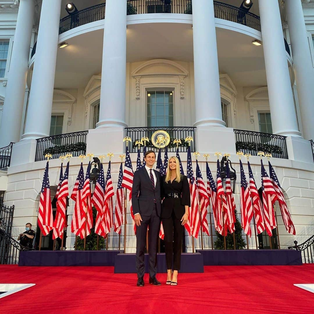 イヴァンカ・トランプさんのインスタグラム写真 - (イヴァンカ・トランプInstagram)「Some snaps taken at the White House before my RNC introduction of “grandpa” three weeks ago.  With Theo and Joseph this hyper before the speeches even began it’s a miracle they made it through the evening! We ALL left it all on the field that night, as evidenced by Theo’s expression in the last pic! 😂 (Photos: before, during, after)」9月19日 1時31分 - ivankatrump