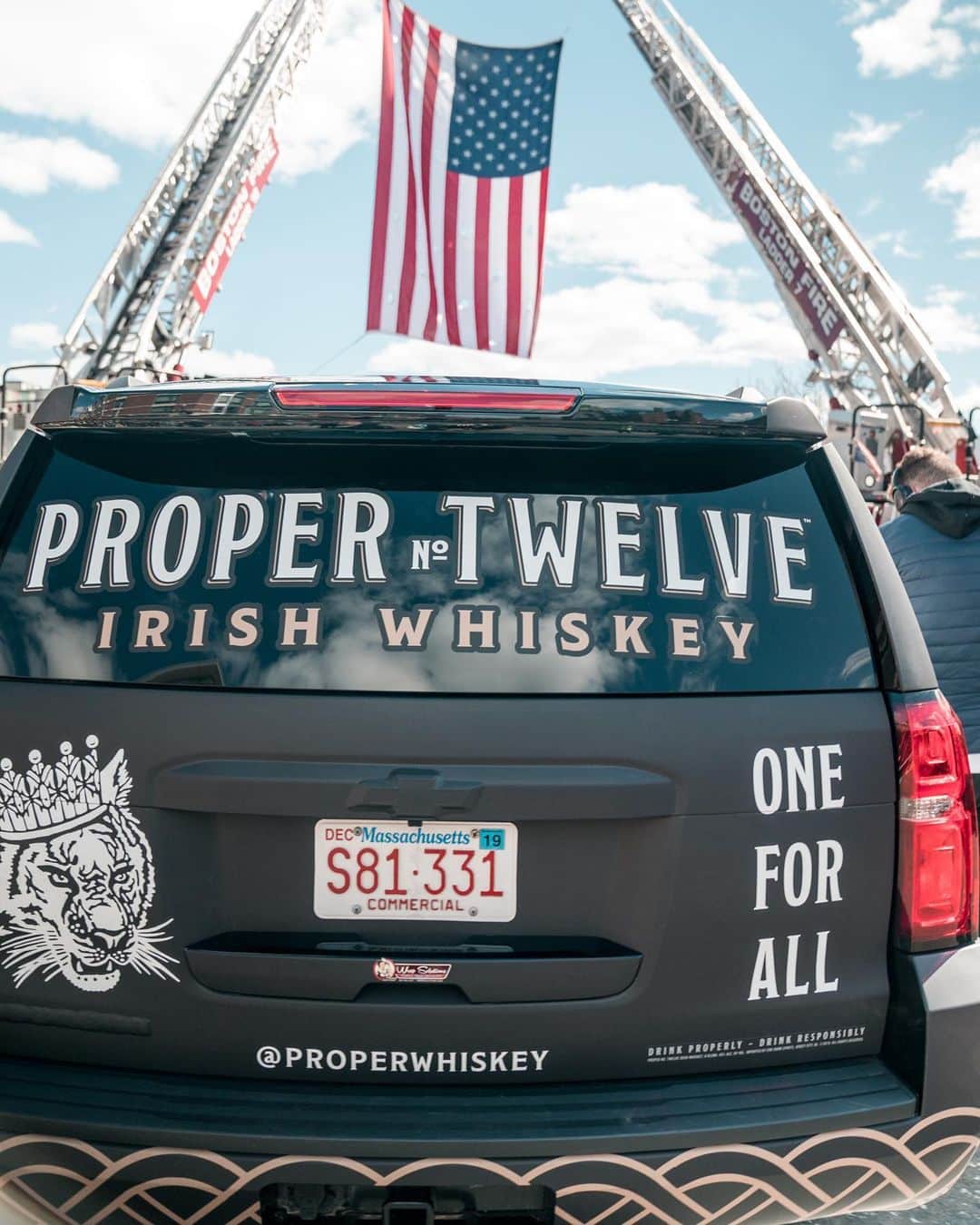 コナー・マクレガーさんのインスタグラム写真 - (コナー・マクレガーInstagram)「Happy 2nd birthday Proper Number Twelve Irish whiskey 🎁 #OneForAll #WhatAWhiskey @properwhiskey」9月19日 1時32分 - thenotoriousmma