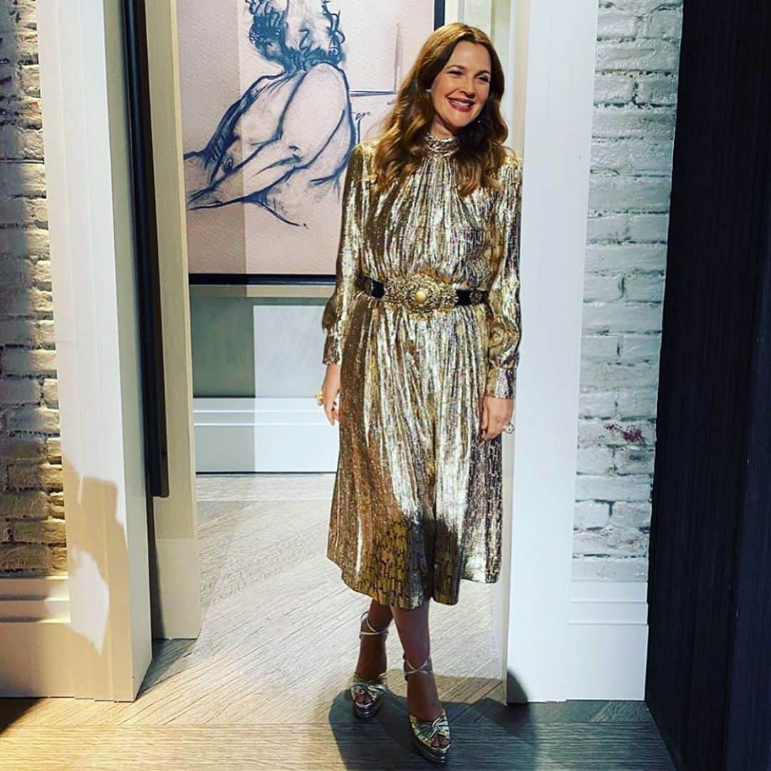 ミンカ・ケリーのインスタグラム：「I would like to take a moment to express my excitement and utter delight that @drewbarrymore has her own talk show. That we get to hear all her wisdoms and perspectives on life, business and friendships. We get to learn alongside her and be inspired by all her curiosities and passionate thirst for knowledge on myriad subjects.  In the short time I had the absolute the gift of working with her, I learned so much. She inspired and lifted me up and reminded me of my worth. It’s what she does so naturally with any and all women in her orbit.   I used to be so scared and uncomfortable in my skin. I was someone who judged women who were free and lacked inhibition. It was something I didn’t understand and something I envied deeply. Women who were considered a ‘wild card’ because I grew up being embarrassed of my mother who was, in fact, a wild card. I was too focused on wishing she were like everyone else’s moms to see how lucky I was to have a mother that was a free spirit who didn’t care what anyone thought of her. She was free and fun and full of joy and excitement no matter the circumstance. She was a survivor.  Now, some of my favorite women in the world are my wild cards. We should all aspire to be our most wildest card. One who lives life to the fullest, loves everyone around her as fully as she possibly can with every ounce of love her heart can give. With that comes a big risk of many heartbreaks throughout her life but oh the stories she will tell... Lest we forget the collateral beauty that is the result of heartbreak; the empathy, the wisdom, the compassion, the grace... Goodness I love a wild card.  Drew taught me that.  ❤️」