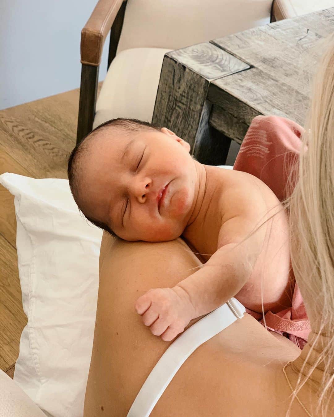 クレア・ホルトのインスタグラム：「Milk drunk babbyyy! Thank you all for the love and support 🥰. It’s been such a different experience this time. I feel so much more relaxed and confident. I don’t question every single decision that I make and know that all that matters is that she is loved, fed, and safe. Breastfeeding hurts like a b*tch but we’re getting there one day at a time. James is the sweetest big brother and seems to be adjusting well (maybe because of the extra ice cream and screen time). I should probably have 3 or 4 more of these things, right?」