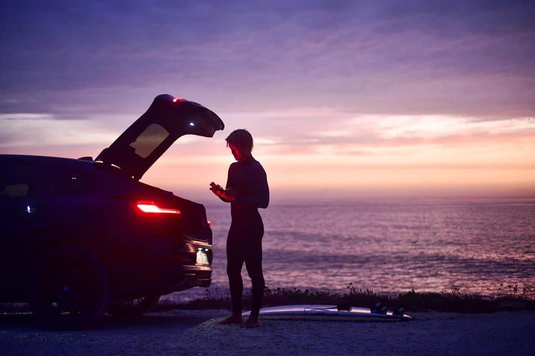 のインスタグラム：「Yeah it’s true, the first thing I do after a surf is 📱😩 what do you think I’m checking?」