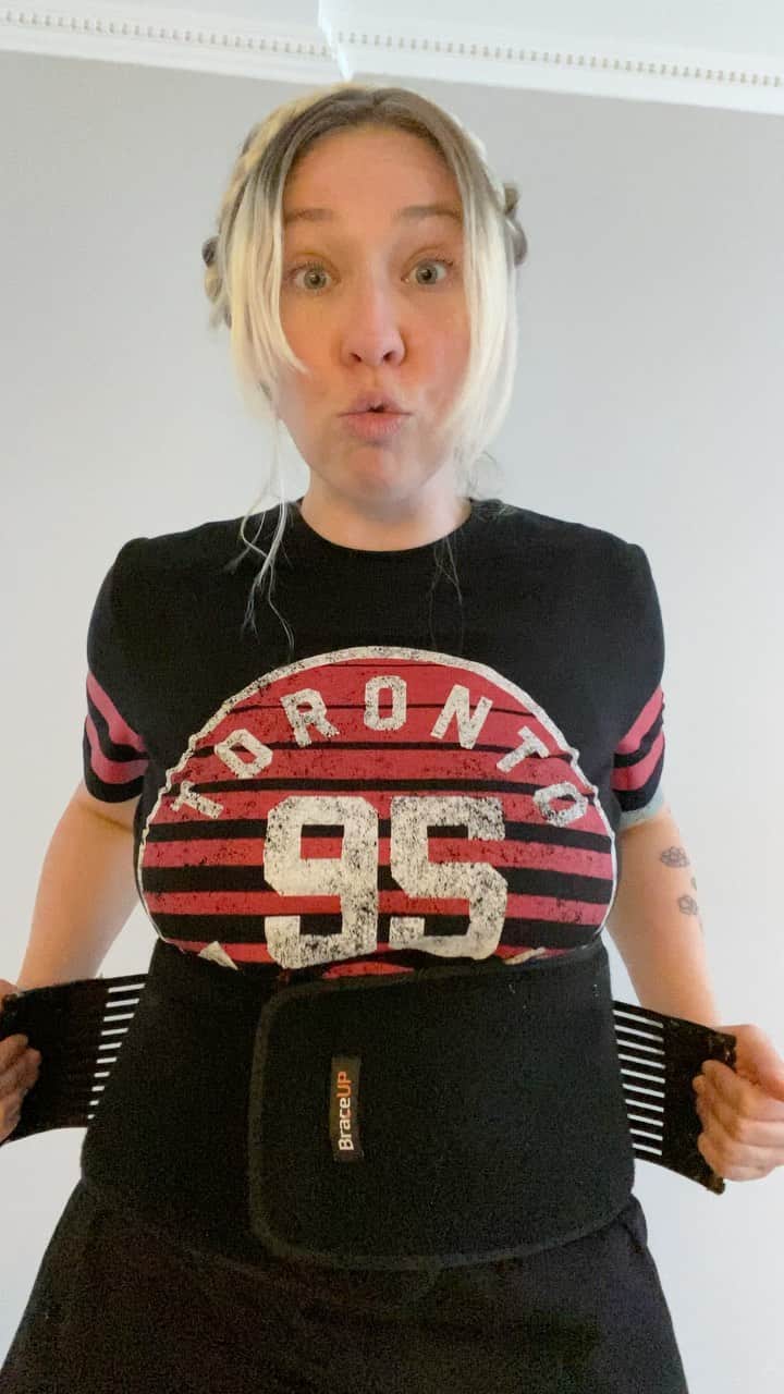 サイモンとマルティナのインスタグラム：「My back brace is my all time fav mobility aid for editing, making music, or any extended sitting computer projects!」