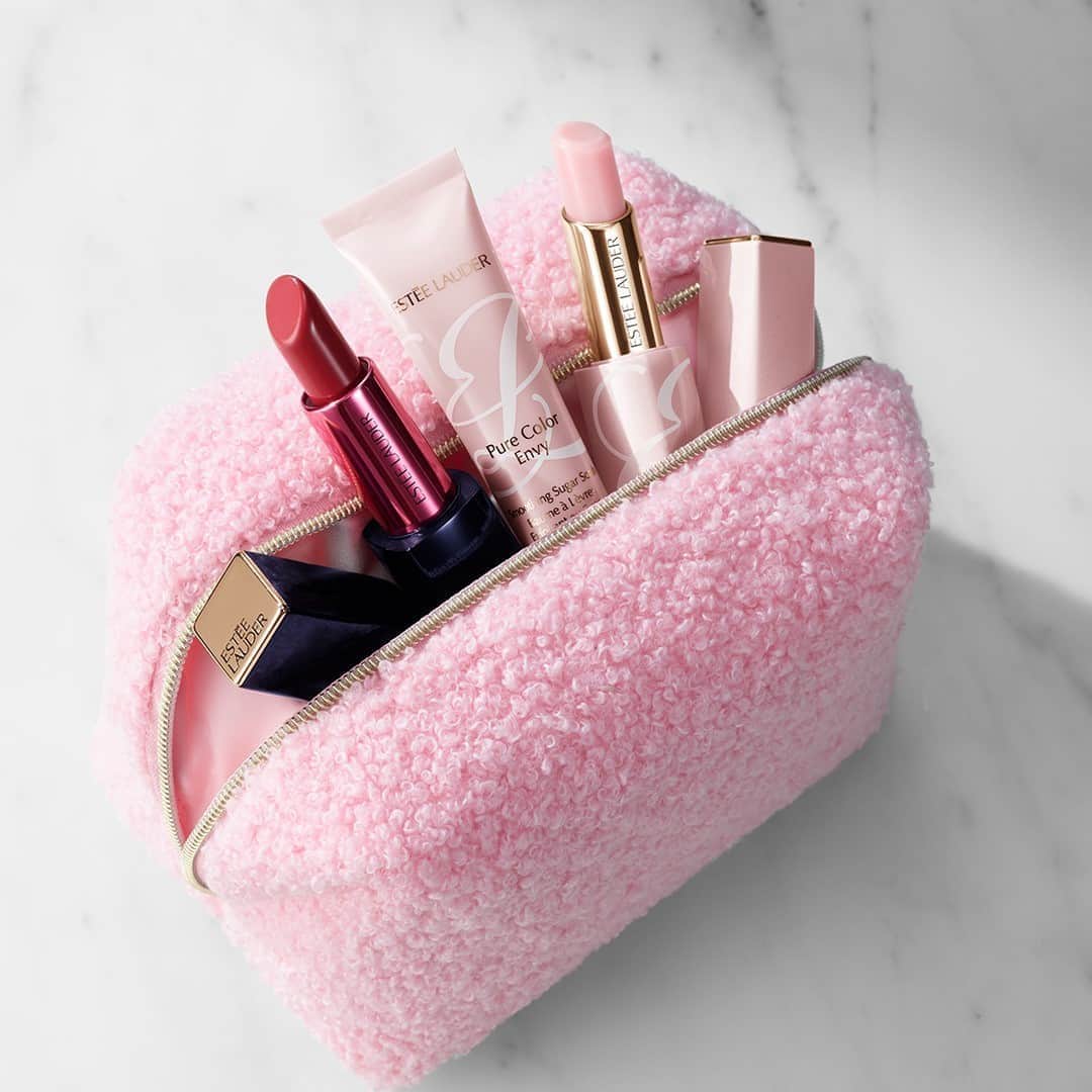 のインスタグラム：「📢 We don’t usually like to kiss and tell, but this news is too good to keep to ourselves. We’re so excited to share our exclusive Lip Kloss Kit, curated by #EsteeGlobalAmbassador @karliekloss! Launching September 21, the kit features three of Karlie’s favorite #PureColorEnvy products: Color Replenish #LipBalm, Smoothing #LipScrub and Sculpting #Lipstick in Rebellious Rose 💄. Tap to set a reminder now!  For each kit sold, Estée Lauder will donate 100% of the selling price to Kode With Klossy. The ‘Lip Kloss Kit’ will launch exclusively on Esteelauder.com on September 21st, 2020, and remain available while supplies last. The Lip Kloss Kit is available in the US only.」