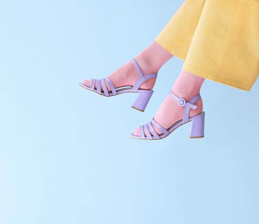 のインスタグラム：「TikTok trends — it’s not easy to keep up, right? If you are a #socialmediamarketer wondering on which feet to dance on the platform, we feel you… 🕺 . TikTok content is constantly changing as the platform evolves and grows every second. If we also consider all the other trends on the social media channels on which your brand is present… it can turn rather overwhelming to keep up with it all. 😰 . Now, let’s take a deep breath and sit back. 💨 We’ve published a list of the 4 biggest TikTok trends to enlighten you in your #contentstrategy.💡 . So without further ado, see you on the blog!   . 🔗Omnilink in bio🔗 . 📸: @clarenicolson」
