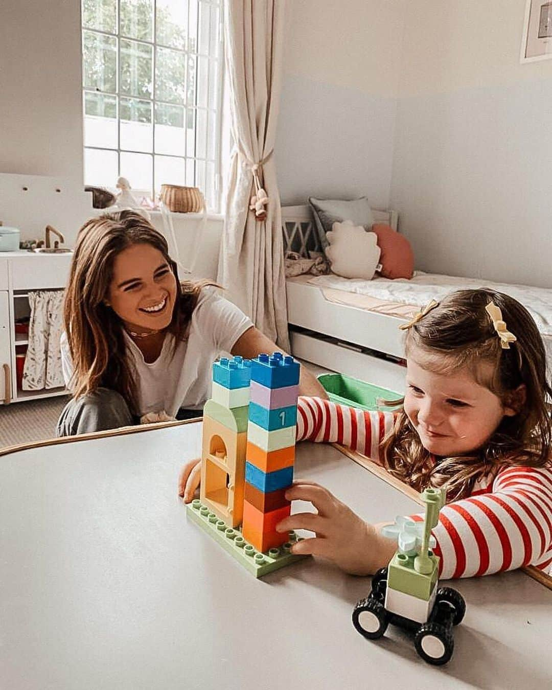 アレクサンドラ・フェルステッドさんのインスタグラム写真 - (アレクサンドラ・フェルステッドInstagram)「#Advertisement India has been loving playing with her @lego DUPLO Brick Box! Not only is this a LOT of fun, super creative and keeps her occupied, but I can take 10 minutes to stop my day and enjoy being creative with her! We also make it really educational, chatting through colours, shapes, seeing how India creates, I love it ❤️ having this time together to just stop and play is precious, thank you #LEGODUPLO #Take10ToPlay ✨」9月19日 2時00分 - binkyfelstead