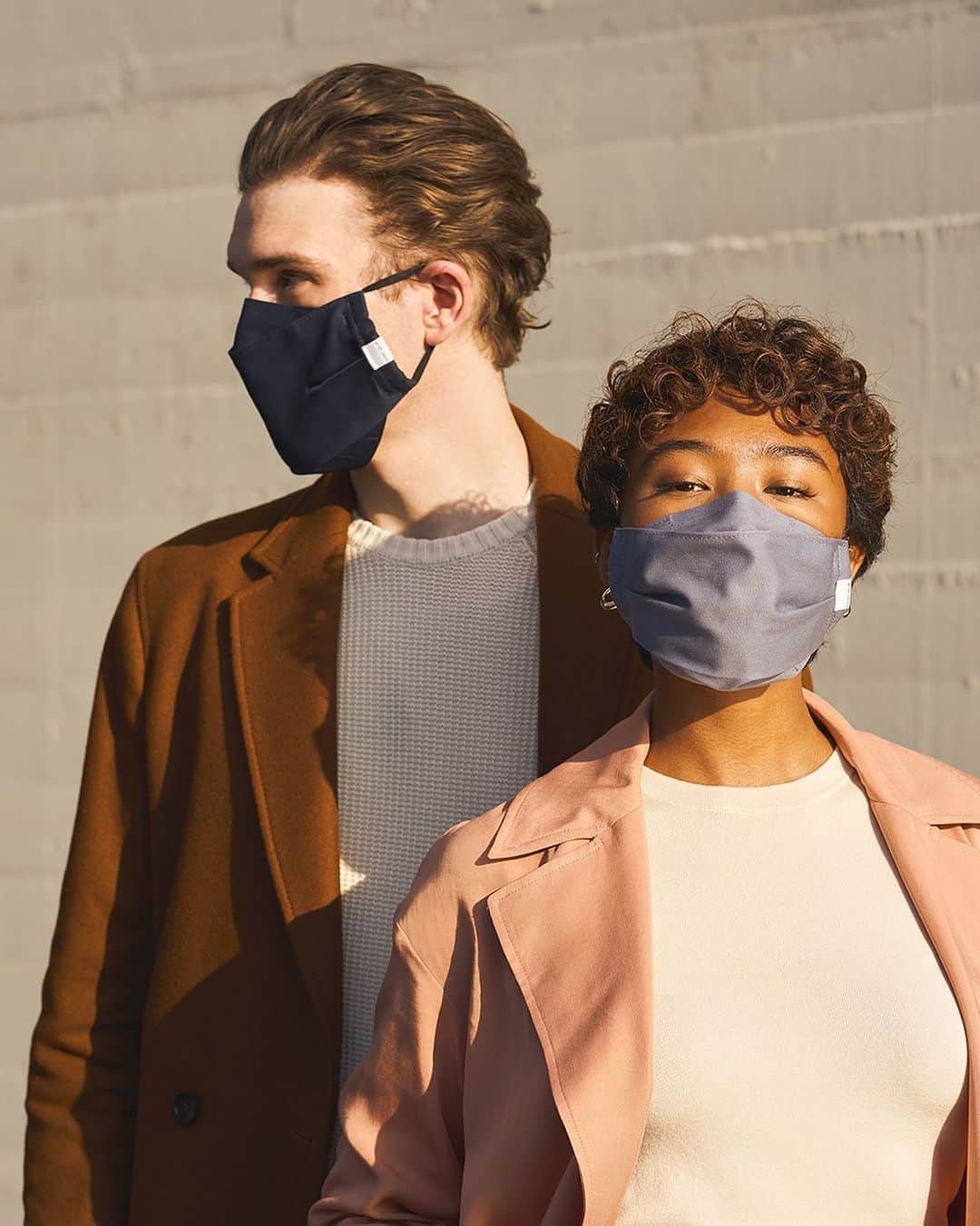 グラフ&ランツのインスタグラム：「We make sure our customers talk to us a lot and, of course, we listen. Many Graf Lantz friends out in mask world have told us to design an over-ear face mask for petite and narrow face shapes.   Well, duh! Of course we did it. And they come In 2 sizes.   Say hi to Zenbu, the newest star in our all-star face-mask lineup. We kept all the great features that make our masks so popular: double layer organic cotton, up/down reversibility, anti-fog form fit, filter pocket, nose bridge, and lots of colors. Then, along with new adjustable ear loops and new dimensions, we added some very nifty little darts that give the Zenbu a unique form fit from nose to under-chin and from ear to ear. No gaping. No bunching. No loose areas. Just a perfect fit for more happy faces, and more happy Graf Lantz friends.   Shipping now in 9 colors! (Including Black!)」