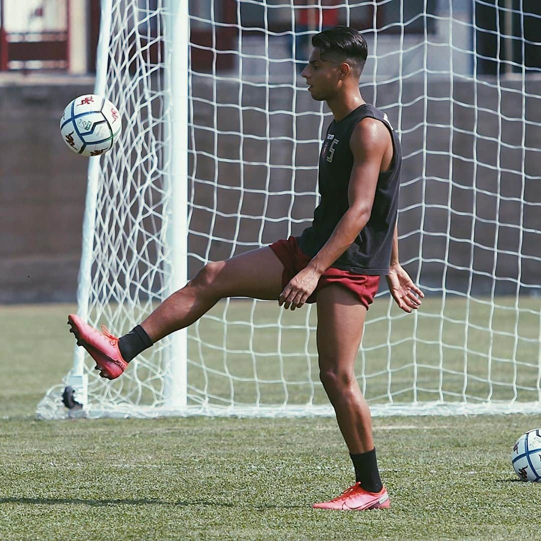 アキム・マストゥールのインスタグラム：「I look you and I see the rest of my life in front of my eyes! ⚽️ #Godplans」