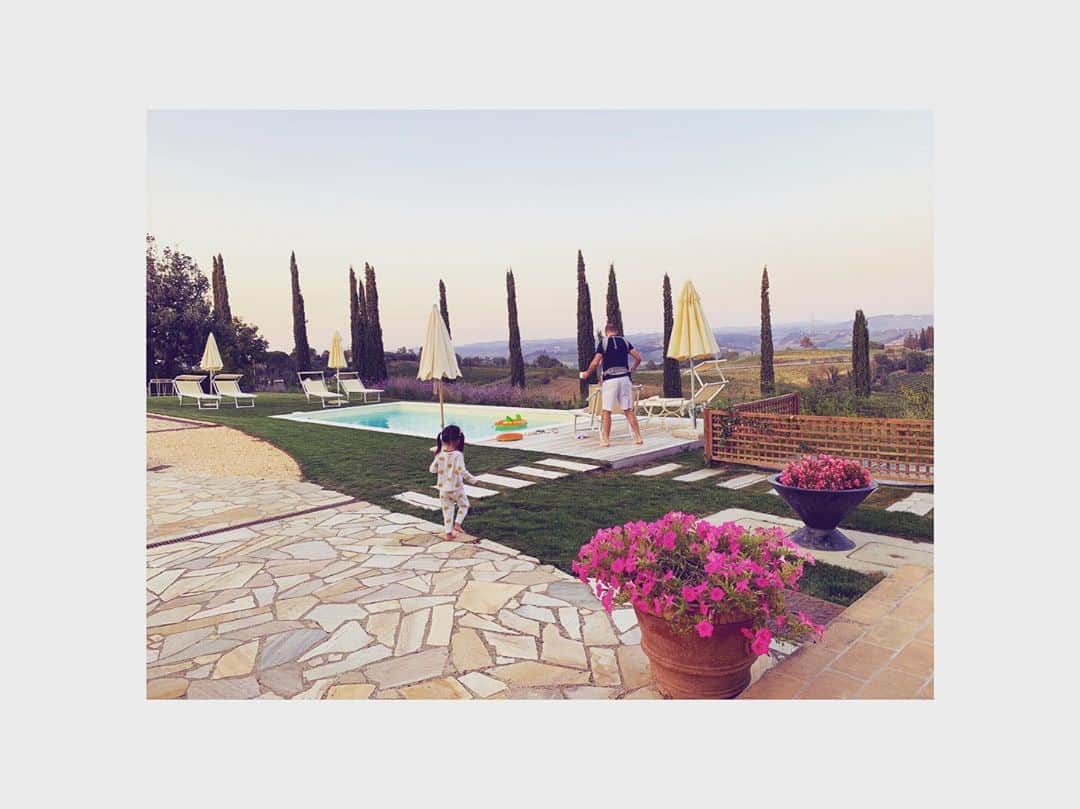 のインスタグラム：「Hello Tuscany 😍  . . . #familytime #holiday #tuscany #italy #travel #beauty #view #family #love #daughters #happiness」