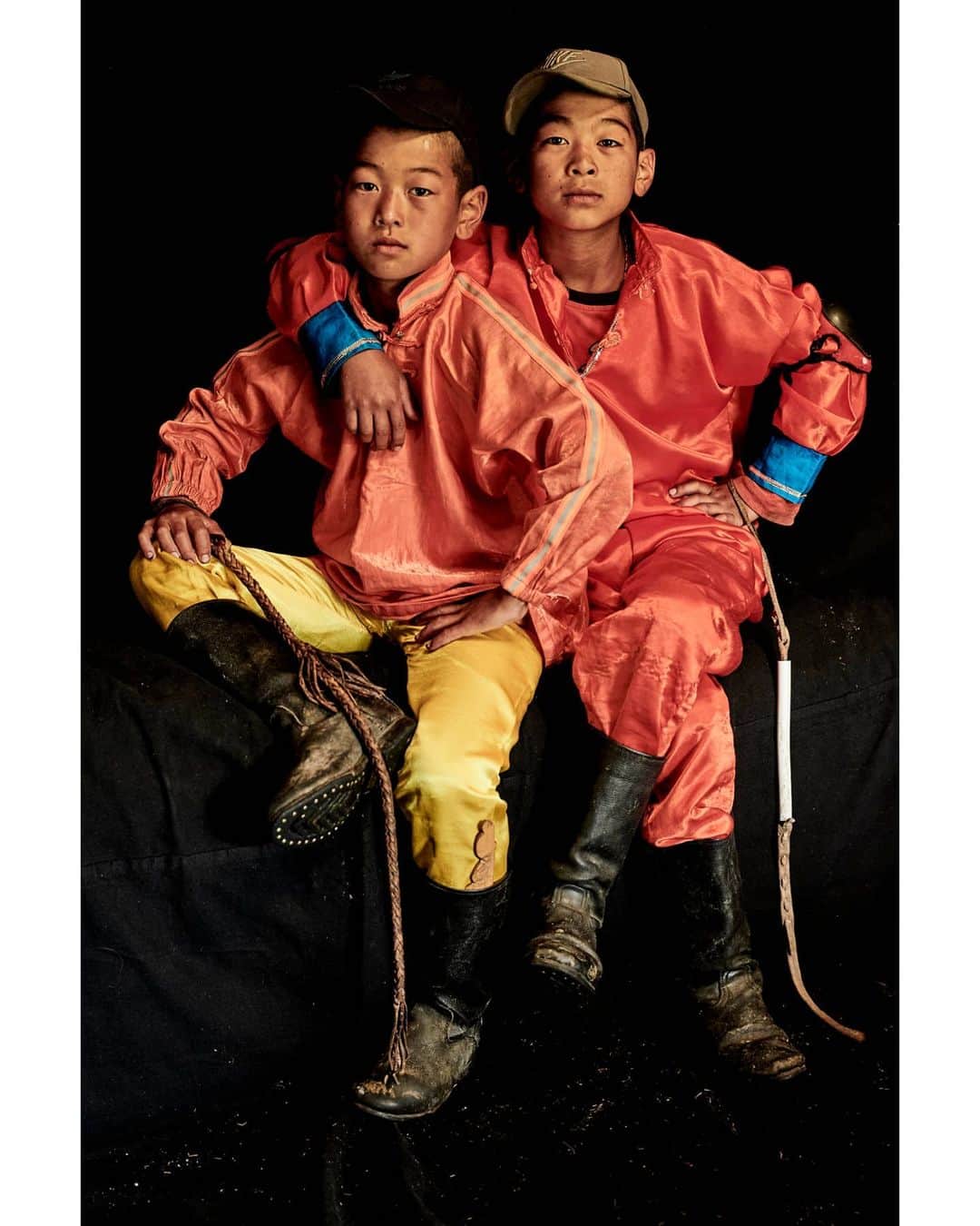 マリオ・テスティーノのインスタグラム：「When we were in Mongolia, we wanted to photograph some people from the countryside. My team and I went to meet a group of nomads who were incredibly inspiring people, especially these kids who are jockeys at such an early age. They were training for Naadam, a national festival that helds one the longest horse races in the world, with only children as participants. Their attitude is wonderful! They are strong and talented with the horses, and at the same time they look just like children playing dress up for sports.⁣ _⁣ Cuando estuvimos en Mongolia, queríamos fotografiar a algunas personas del campo. Mi equipo y yo fuimos a conocer a un grupo de nómadas, gente increíblemente inspiradora. Especialmente estos niños que son jinetes a una edad tan temprana. Estaban entrenando para Naadam, un festival nacional que celebra una de las carreras de caballos más largas del mundo, con niños como únicos participantes. Su actitud es maravillosa. Son fuertes y talentosos con los caballos, y al mismo tiempo se ven tan solo como niños jugando a disfrazarse como deportistas. ⁣ ⁣ #ABeautifulWorld #Mongolia #MarioTestino⁣」