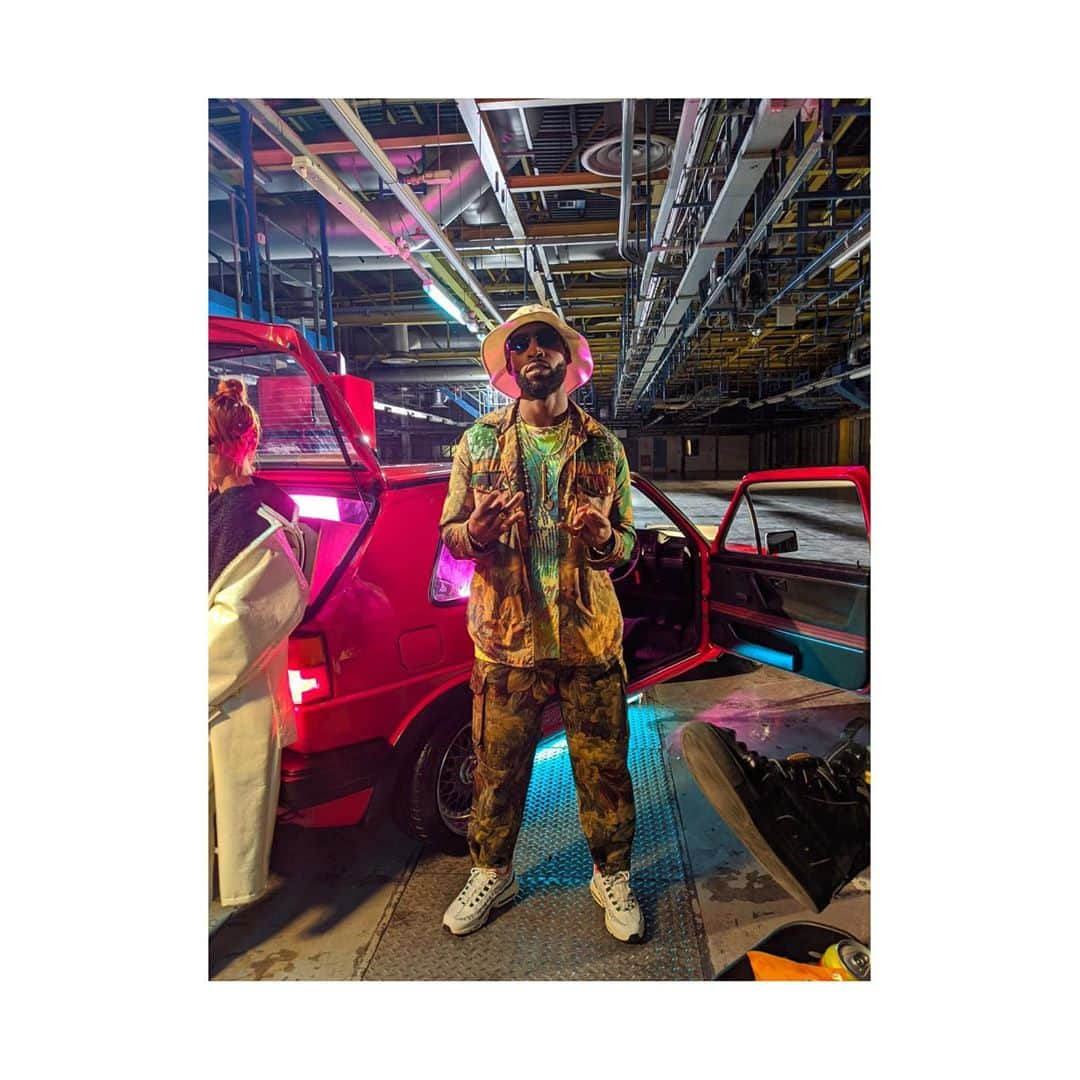 Pierre-Louis Masciaさんのインスタグラム写真 - (Pierre-Louis MasciaInstagram)「@tiniegram wearing Pierre-Louis Mascia FW20 looks absolute 🔥 in his new music video.  Go check it out ⚡️  Styling: @violettafanciesyou  . #plm #pierrelouismascia #unpredictableclassic #womenswear #menswear #prints #collection #fw20 #tinietempah」9月19日 2時26分 - pierrelouismascia