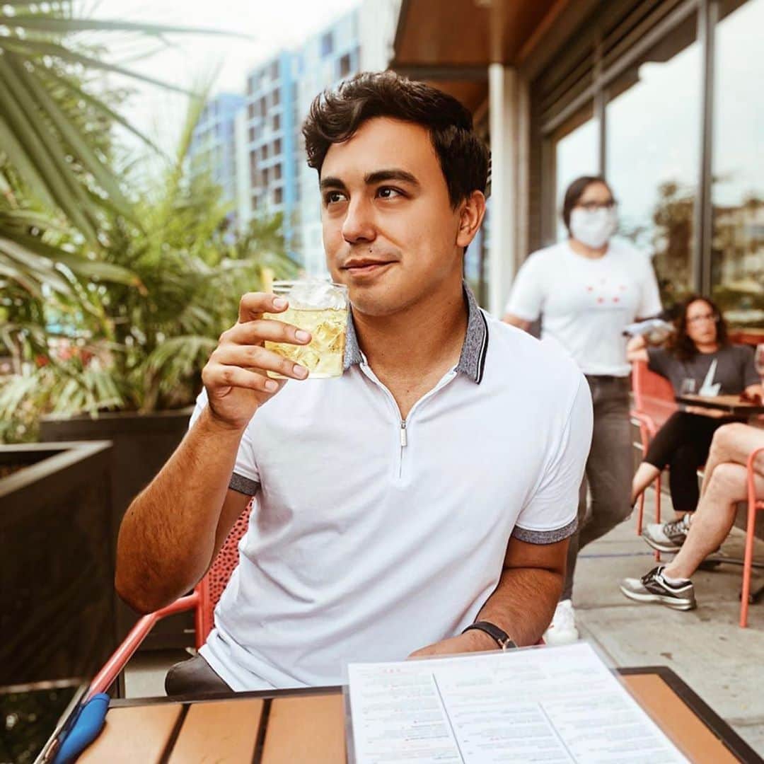 ペリーエリスのインスタグラム：「We will cheers to that 🙌🏻 #LifeReadySince1976」