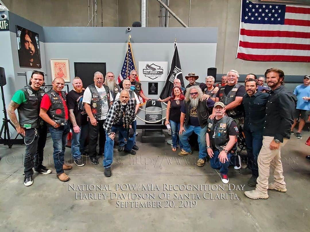 ロバート・パトリックさんのインスタグラム写真 - (ロバート・パトリックInstagram)「Great photograph from last years “Chair of Honor” dedication from @mag12chulai @santaclaritaharley . We were honored to host “Rolling Thunder” members from New Jersey, Pennsylvania and all over #socal. @tbudzien from @harleydavidson Many brothers from BoozefightersMC and other MC’s. We also had a great turnout from those in the entertainment industry that I am personally blessed to call my friends. To all our customers, family,  and friends who attended we today take a moment to remember those 82,000 still missing from our wars. This the day to recognize all the work being done by many organizations to find, identify, and reclaim the remains of our lost soldiers. #pow/mia #rollingthunder #harleydavidson @olivershokouh @glendaleharley @markboonejunior @lorenzo_lamas @ksloken @emiliorivera48 @michaelirby @dogskip @realdavidlabrava @seanmcnabbla @newyorkmyke @petrinahermanshelby @thebigschwag @marines #hdmuseum #pow/mianationalrecognitionday @babspatrick」9月19日 2時28分 - ripfighter