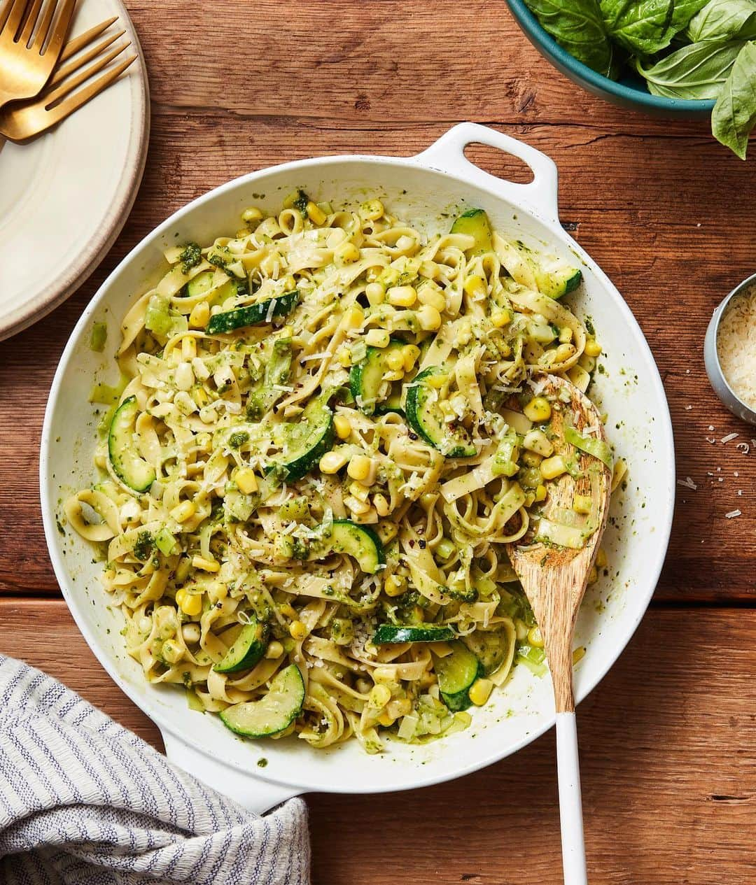 レイチェル・レイさんのインスタグラム写真 - (レイチェル・レイInstagram)「Making the dish that has it ALL on @rachaelrayshow today - SPICY PESTO PASTA 🍝 bright, bold, colorful, spicy, sweet, and sexy to twirl 😉  Full recipe hot 🌶 off the press in the new #RRInSeason (link in bio to order yours!) @rachaelraymag」9月19日 2時28分 - rachaelray