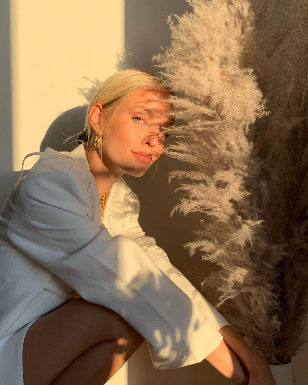 レオニー・ハンネさんのインスタグラム写真 - (レオニー・ハンネInstagram)「Evening sun in my new home ✨ Anzeige/Tags #jacquemus #luisaviaroma」9月19日 2時37分 - leoniehanne