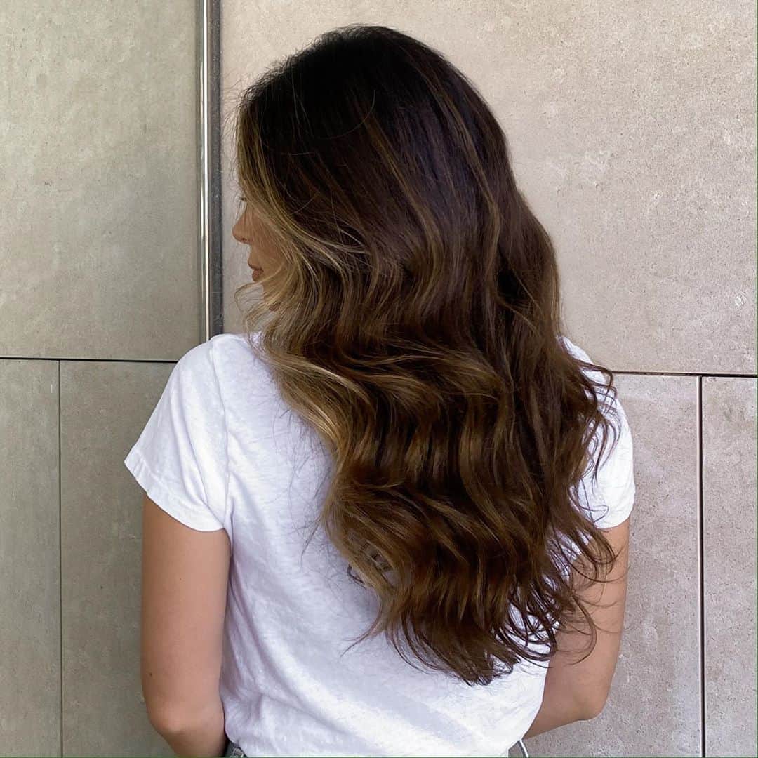Marianna Hewittのインスタグラム：「I get so many questions about how I curl my hair and can you believe this is just with the @dysonhair airwrap?  I love it to dry and curl my hair and now they have a few new attachments. I used the long 1.6in barrel for this look to create loose waves.  There are also new attachments sold separately to add on to your airwrap for curls, waves, smoothing and volumizing.  #ad #dysonhairhealth #dysonhair」
