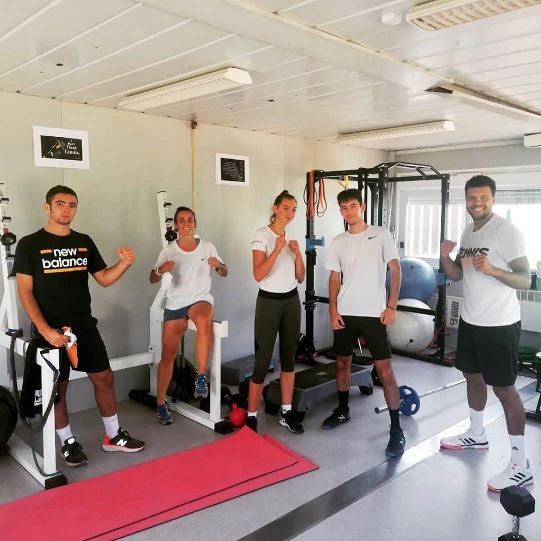 ジョー＝ウィルフリード・ツォンガのインスタグラム：「All smiles with the @allin_tennis_academy guys in Lyon 👊🏽😄」