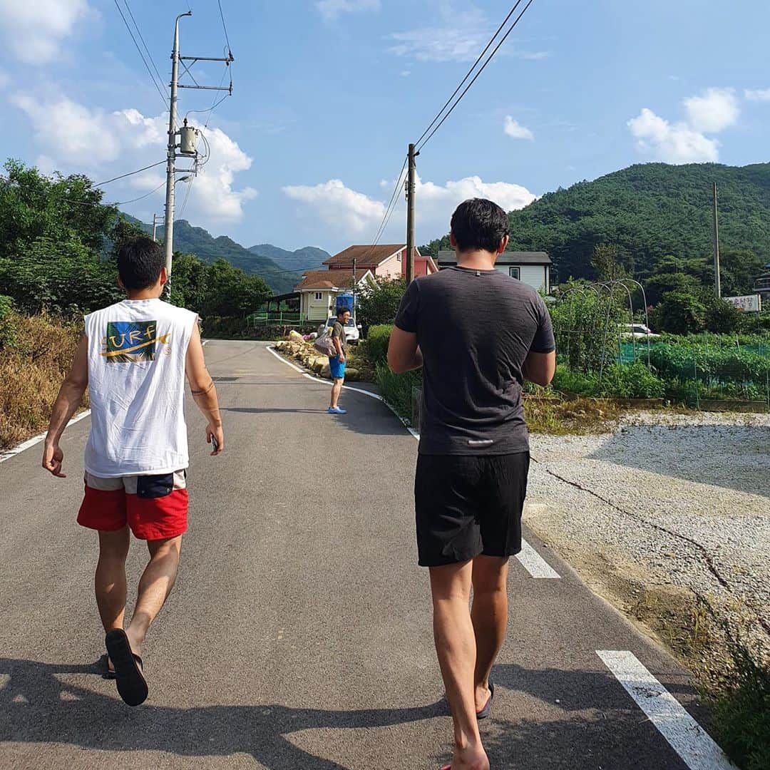 のインスタグラム：「어무니가 찍어준 동생과 아부지와 나」