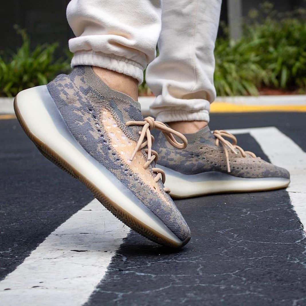 shoes ????さんのインスタグラム写真 - (shoes ????Instagram)「The Adidas Yeezy Boost 380 Pepper  dropped today 🥶👟  A non-reflective version is also dropping over the weekend. The shoes come dressed in a grey & blue Primeknit and are retailing at $250 USD.   Tag a friend who needs these in their Yeezy collection 🆕」9月19日 2時58分 - shoes
