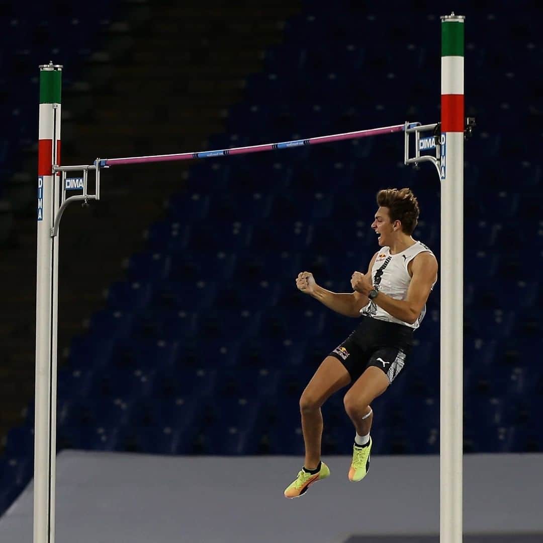 レッドブルのインスタグラム：「🌍 A NEW WORLD RECORD 🌍   massive congrats to the phenomenal @mondo_duplantis as he sets a new outdoor pole vault WR of 6.15m in Rome, what an outstanding achievement 👏👏👏   #redbull #givesyouwings #worldrecord #polevault #trackandfield #athletics #borntofly」