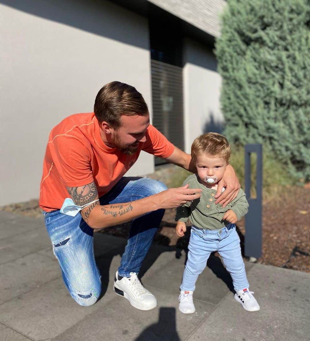 ケヴィン・グロスクロイツのインスタグラム：「Team 🤜🏻🤛🏻💯🖤 #papasganzerstolz」