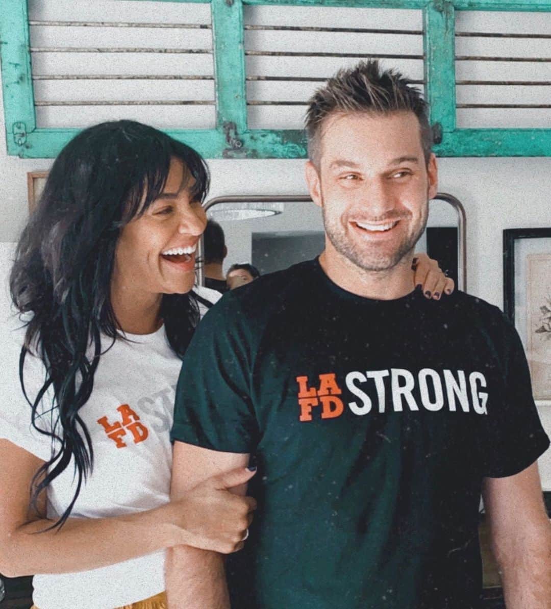 ジェシカ・ゾアのインスタグラム：「Proud supporter of our LAFD! Our firefighters risk it all to keep us safe. This awesome shirt helps pay for the tools + gear they need now. Get yours today from the @LAFDfoundation. Together, we are #LAFDstrong!」