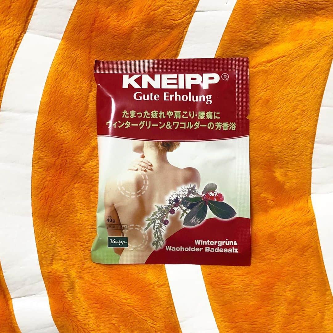 鮭山未菜美のインスタグラム：「🛁クナイプバスソルト🛁 ～ウィンターグリーン＆ワコルダーの香り～  値段♡165円 内容量♡40g 購入♡東急ハンズ  疲労回復や肩こり、腰痛に😌  天然岩塩：古代海水を精製したドイツルイーゼンハル社の天然岩塩を使用。 天然ミネラル豊富なお風呂にゆったり入浴することで、身体を芯からあたためます。 ＋ 植物オイル：自然のちからを集めた植物オイル、植物エキスを配合。 豊かな香りに包まれて、ぜいたくなリラックスタイムを。  クナイプはハズレがない🙌 漢方みたいな湿布みたいなちょっとクセのある香りだけど、身体に良さそうでこれはこれで良き！ 赤くて綺麗な湯色も癒される( ◜௰◝ )  やっぱり絶対入浴剤は入れるべき！！ 疲れの取れ方とか癒され度がぜーんぜん違う✧ \( °∀° )/ ✧」
