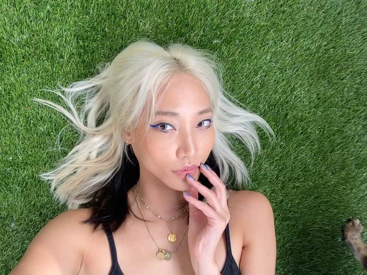 パク ・スジュのインスタグラム：「Tried doing my own makeup @lorealparis #ss21 beauty trends look with the virtual help of our incredible creative director @thevalgarland and loved it!!! My cat and inundated photo album agreed. How-to tutorial coming soon ❤️ #lorealparis #worthit」