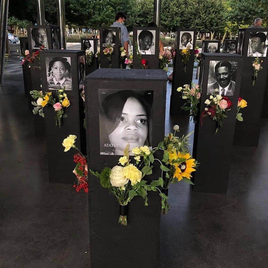 ヒル・ハーパーさんのインスタグラム写真 - (ヒル・ハーパーInstagram)「A memorial for and by the community to honor Black lives lost to racial injustice 🙏🏽 Visit @saytheirnamesmemorial  #blm #blacklivesmatter #racialinjustice」9月19日 3時24分 - hillharper