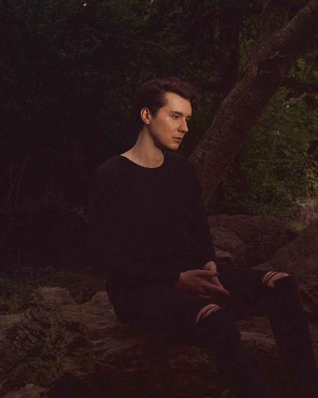 ダニエル・ハウウェルのインスタグラム：「do you ever just sit on a rock striking a very natural pose clearly having deep thoughts about the book you are writing #candid #relatable #pointedfingers  📷 @sarahmlee47 (actually beautiful photo very talented thank you)」