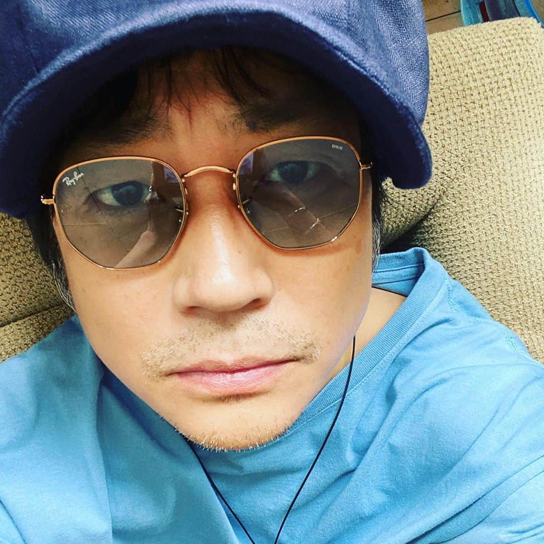 月に吠える。のインスタグラム：「表面的に一人の人をいいとかわるいとか  明日の自分も分からずに　  それはダメだとかダメじゃないとか  誰がなにを とか マジで ダメだよ とか  独りよがりで　勝手に  生まれてきた意味なんか 解いちゃダメに決まってんじゃん　　  なんでだろう？  バカバカしいもん  ため息は永遠だな  せつなさなんて 一瞬だぜ  そんなもんだ マジで  僕は 恥ずかしげもなく 今も 生きている事に興奮しているよ。  ありがとう 世界中。」