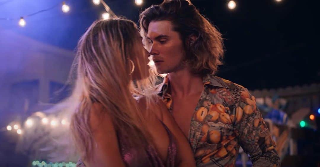 E! Onlineさんのインスタグラム写真 - (E! OnlineInstagram)「Watching Chase Stokes & Madelyn Cline's love on #OuterBanks: Fine.  Knowing they're dating IRL: Stings a little bit.  Watching them in Kygo's steamy new music vid: We have never felt more single. Watch at the link in our bio. (📷: YouTube)」9月19日 3時47分 - enews