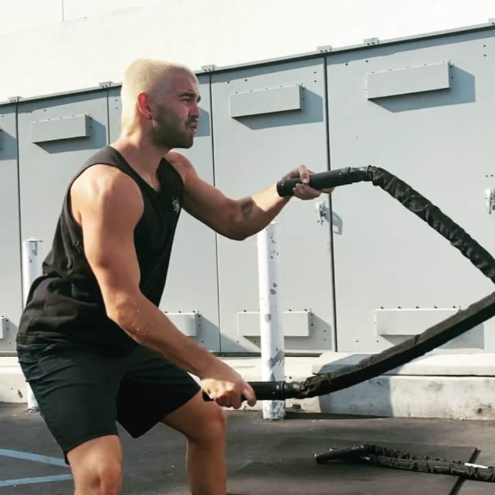 ジャック・グリフォーのインスタグラム：「We are products of what we consume in this life. Is it shitty fast food or healthy nutrients. Is it uplifting media or junk. Are you sitting on your ass or are you getting a good sweat in every day. Do the HARD thing. YOU GET OUT WHAT YOU PUT IN. NO EXCUSES ✊🏼👊🏼💪🏼💥💥@f45_training_centralburbank @f45_training」