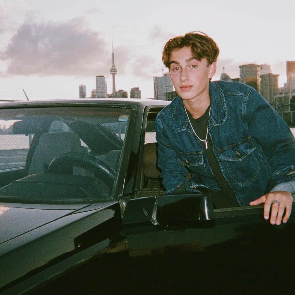 ジョニー・オーランドのインスタグラム：「from the ewy shoot<3 bts video just dropped on yt !」